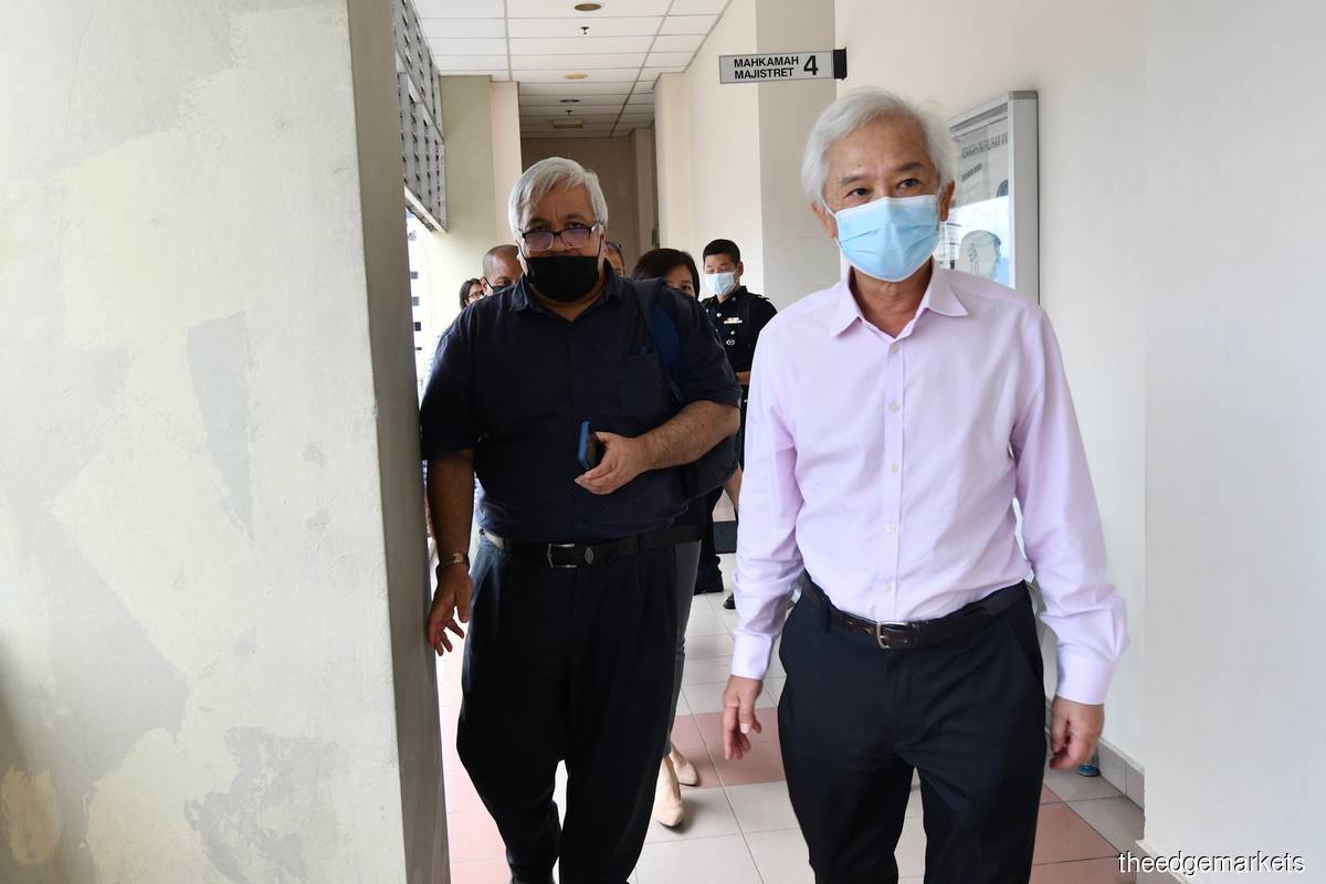 Ho (right) with The Edge associate editor Hafiz Yatim at the Petaling Jaya Magistrate's Court on Tuesday (Sept 13). (Photo by Shahrin Yahya/The Edge)